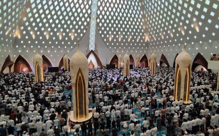 Ribuan Jemaah Ikuti Salat Jumat Pertama di Masjid Raya Al Jabbar - JPNN.com Jabar