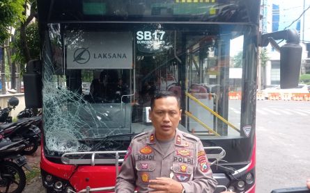 Berhenti Mendadak, Suroboyo Bus Tabrak Mobil di Basuki Rahmat - JPNN.com Jatim