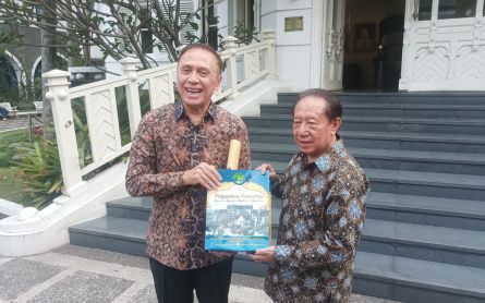 Kunjungi Gedung PB Pasundan, Iwan Bule Dengarkan Curhat Sesepuh Sunda - JPNN.com Jabar