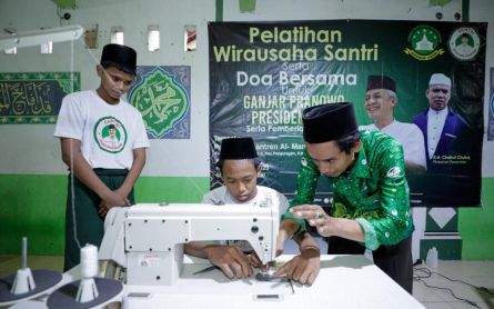 SDG Ajak Santri Jadi Wirausaha Melalui Bisnis Menjahit di Cirebon - JPNN.com Jabar