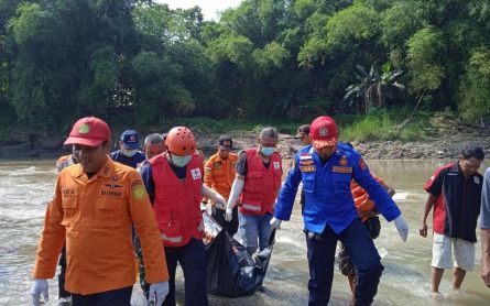 Tenggelam di Bengawan Madiun, 2 Hari Dicari, Kakek Maksum Ditemukan Meninggal - JPNN.com Jatim