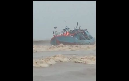 Kapal Ikan Kandas di Pantai Tulungagung, Belasan ABK Masih Terjebak - JPNN.com Jatim