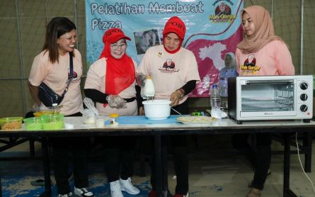 Mak Ganjar Akselerasi Kemandirian Kaum Ibu Lewat Pelatihan Pembuatan Piza - JPNN.com Jabar