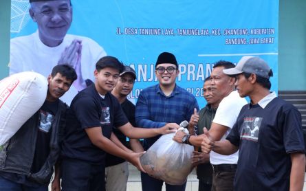 Ganjar Muda Padjajaran Berikan Bantuan Benih Ikan untuk Warga di Kabupaten Bandung - JPNN.com Jabar