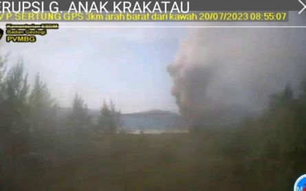 Gunung Anak Krakatau Erupsi pada Siang Ini - JPNN.com Banten