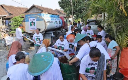 Kiai Muda Ganjar Beri Bantuan Air Bersih Warga Kekeringan di Desa Bojonegoro - JPNN.com Jatim