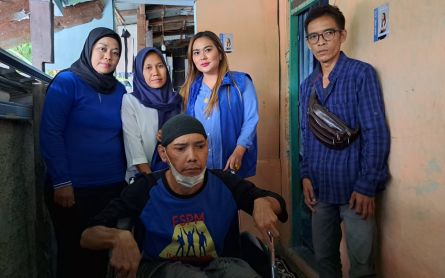 Jumat Berkah: Karina Soerbakti Berikan Kursi Roda Untuk Warga Penderita Stroke di Kelurahan Sempur - JPNN.com Jabar