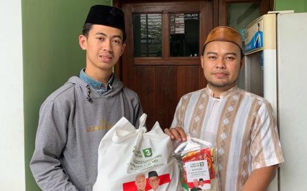 Sukarelawan Ganjar-Mahfud Bagikan Sembako Melalui Tokoh Agama di Bandung - JPNN.com Jabar