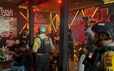 Polisi Menyita Puluhan Miras dari Sebuah Kafe di Solo  - JPNN.com Jateng