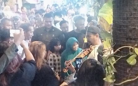 Jokowi Malmingan di Gastsu Solo, Pengunjung Heboh, Musisi Tunanetra Sumbang Lagu - JPNN.com Jateng