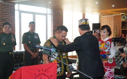 Jenderal Dudung Dianugerahi Gelar Warga Kehormatan Utama Masyarakat Adat Dayak - JPNN.com Kaltim