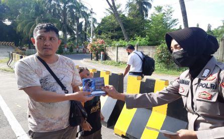 Arus Mudik dan Balik Berjalan Lancar, Lihat Tuh Ada yang Dibagikan Personel Polda Lampung - JPNN.com Lampung