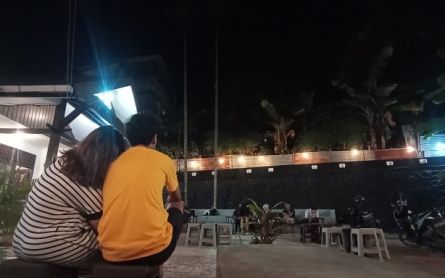Abdul Rela Bolos Kerja dan Ajak Pacar untuk Saksikan Gerhana Bulan Total - JPNN.com Papua