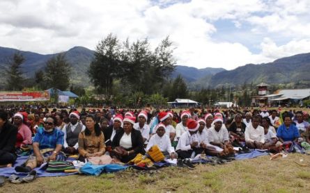 Pemda Puncak Gelar Ibadah Menjelang Natal, Ribuan Orang Padati Lapangan Trikora - JPNN.com Papua