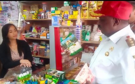 Menjelang Natal, Bupati Puncak Blusukan ke Pasar Ilaga untuk Pantau Stok Bahan Pangan  - JPNN.com Papua