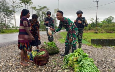 Satgas Yonif Raider 200/BN Membeli Hasil Kebun Masyarakat Yahukimo - JPNN.com Papua
