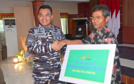 TNI AL Gelar Karya Bakti untuk Perkuat Peran Masyarakat di Wilayah Perbatasan - JPNN.com Papua