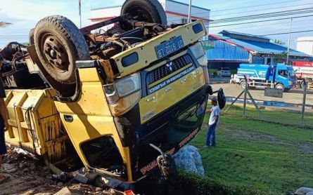 Truk Bermuatan Kopra Terguling di Depan Depot Pertamina Kolaka - JPNN.com Sultra