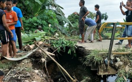 Angin Kencang Bikin Warga Dharmasraya Panik, Atap Ruko Beterbangan - JPNN.com Sumbar