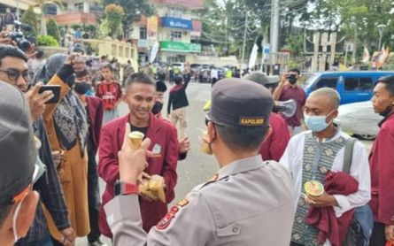 Sikap Humanis Polres Bukittinggi Bikin Suasana Aksi 11 April Damai - JPNN.com Sumbar