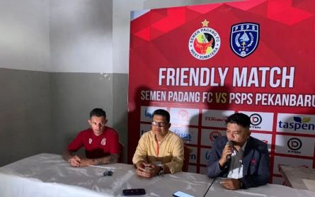 Pemain Semen Padang FC Gagap Bermain di Stadion H Agus Salim, Naufal Dilarikan ke Rumah Sakit - JPNN.com Sumbar