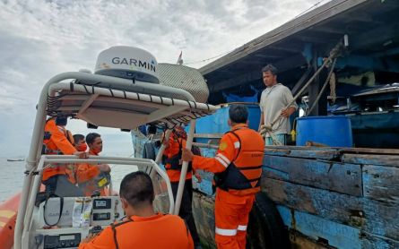 Detik-detik SAR Selamatkan 2 Nelayan Kapal Terbalik yang Sempat Hilang - JPNN.com Sumut