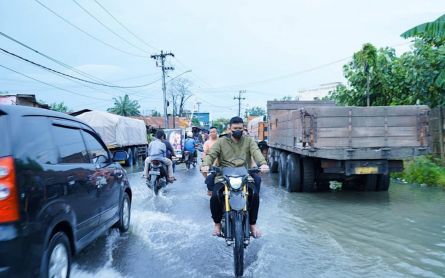 Aksi Bobby Nasution Naik Sepeda Motor Tinjau Korban Banjir Medan Labuhan, Lihat Tuh - JPNN.com Sumut