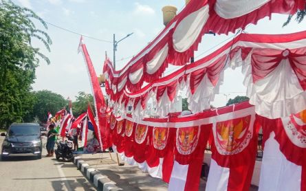 Jelang HUT Ke-77 RI, Pasutri di Medan Ini Memanen Rezeki dari Berjualan Bendera Merah Putih - JPNN.com Sumut