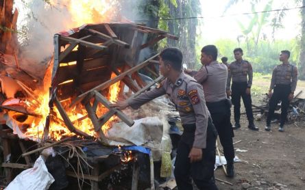 Polisi Gerebek Markas Narkoba dan Judi di Bantaran Rel Tembung, 3 Orang Ditangkap - JPNN.com Sumut