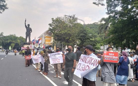 Masyarakat Solo Tuntut Jokowi Turun, Ada Kata Hancurkan - JPNN.com