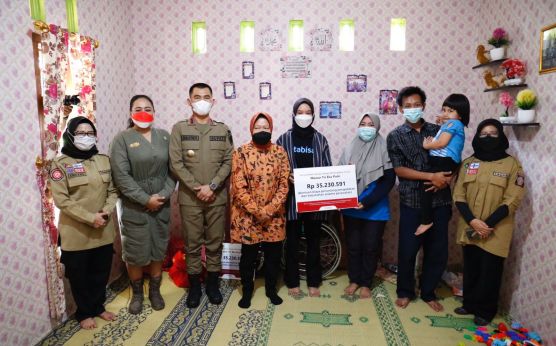 Mensos Risma Bersama Pemkab Kendal Salurkan Bansos kepada Penderita Kanker - JPNN.com