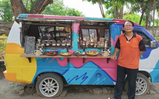 Angkot Disulap jadi Kedai Kopi Django, Langganan PNS - JPNN.com Banten