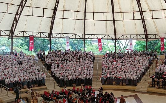 Ratusan Pelajar Banten Bangga Ikut Gerakan Pembagian 10 Ribu Bendera Merah Putih - JPNN.com Banten