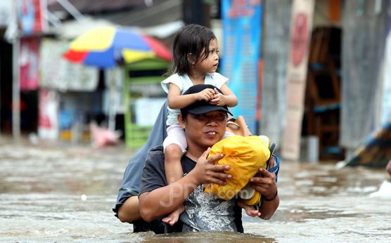 Sebagian Jakarta Dikepung Banjir, Ada 41 RT dan 17 Jalan Terendam - JPNN.com Jakarta