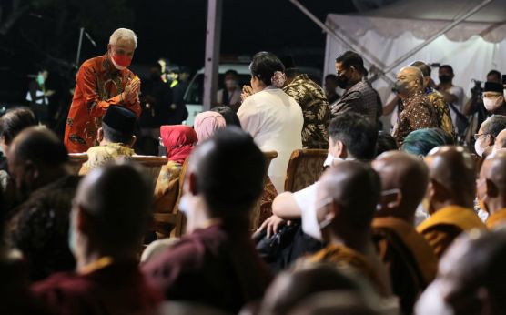 Ganjar Bergetar Melihat Umat Buddha Sembahyang di Candi Borobudur - JPNN.com Jateng