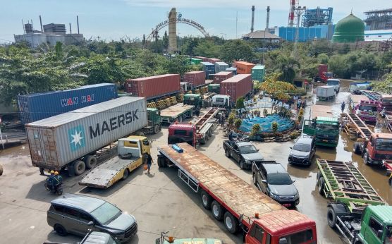 Seusai Rob Surut, Truk Mengular di Pelabuhan Tanjung Emas Semarang - JPNN.com Jateng