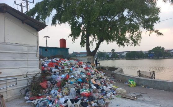 Simak DLHK Kota Depok, Warga Mengeluh Tumpukan Sampah di Sekitar Situ Rawa Besar - JPNN.com Jabar