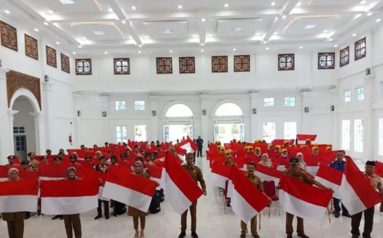 Pemkot Bukittinggi Membagikan 1.077 Bendera Merah Putih pada Masyarakat - JPNN.com Sumbar