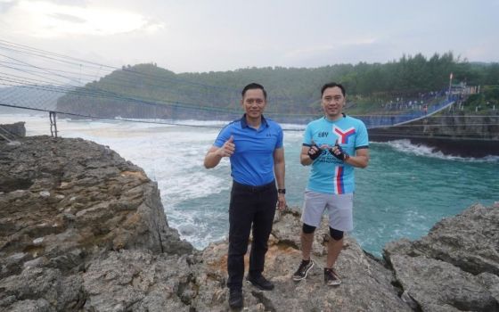 Pulang Kampung, Ibas dan AHY Uji Adrenalin di Jembatan Nyali Pantai Watu Bale Pacitan - JPNN.com Jatim
