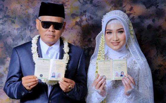 Pernikahan Kakek dengan Gadis Cantik Ini Menjadi Heboh, Kepala Desa Sampai Ditegur - JPNN.com Jatim