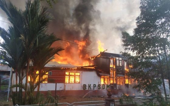 Kebakaran Melanda Kantor BKPSDM Kapuas Hulu - JPNN.com Jatim