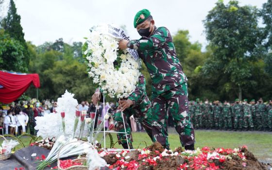 Penuh Haru, Jenderal Dudung Memimpin Pemakaman Militer Brigjen Stepanus di Bandung - JPNN.com Jatim