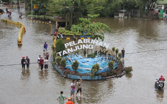 Pelabuhan Tanjung Emas Masih Terendam Rob, Bongkar Muat Peti Kemas Buka-Tutup - JPNN.com Jatim