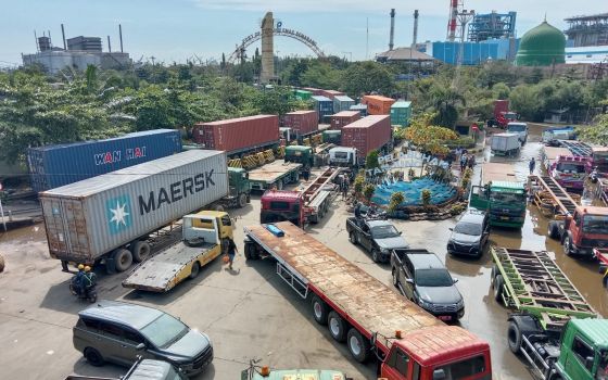 Seusai Rob Surut, Truk Mengular di Pelabuhan Tanjung Emas Semarang - JPNN.com Jatim