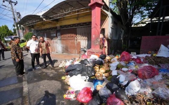 Bau Menyengat di TPS Benteng Pancasila Ganggu Warga, Pj Wali Kota Turun Tangan - JPNN.com Jatim