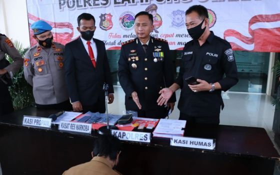ASN BPBD Lampung Utara Terciduk saat Melayani Klien di Sebuah Rumah - JPNN.com Jatim