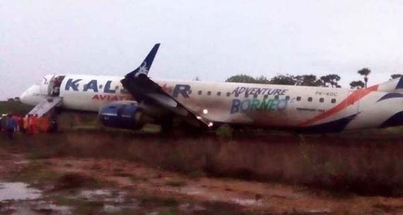 Ini Dia Pesawat Kalstar yang Tergelincir di Bandara El Tari Kupang - JPNN.com