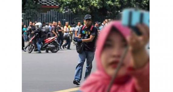 Beredar Foto Ibu-ibu Tengah Asik Berselfie Berbackground Teroris - JPNN.com