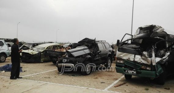 Inilah Bangkai-bangkai Kendaraan yang Kecelakaan di Tol Cipali - JPNN.com