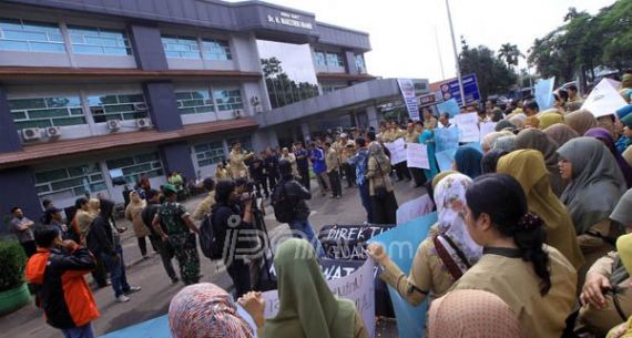 Karyawan RS Dr. Marzoeki Mahdi Bogor Gelar Aksi Demo - JPNN.com